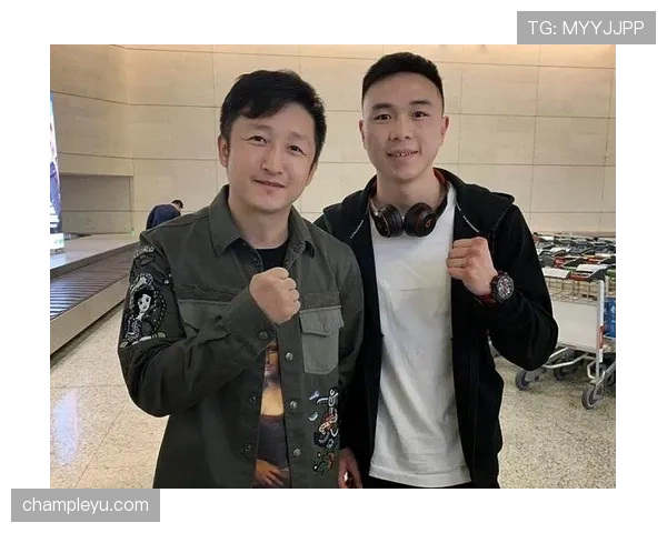 徐灿一张机场随手照：外套像个小豪宅，手里拎着便利店袋子，脑子短路了